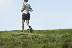 Puedes reducir el riesgo de volver a lesionarte corriendo en superficies más suaves (Rice University).