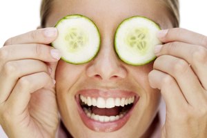 Los pepinos son un remedio casero común para las ojeras.
