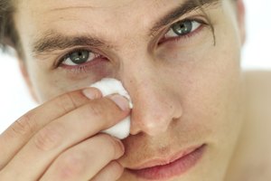 Da toques en tu piel a lo largo del día para absorber el exceso de grasa.