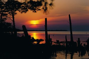 Los atardeceres dorados, elegancia de Mobile Bay cerca de Fort Morgan.