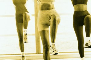 Los zapatos de entrenamiento combinado ienen bases más amplias que ayudan a estabilizar tus pies.
