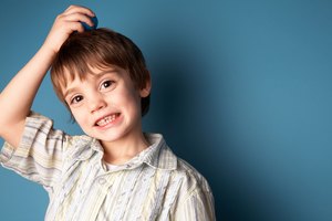 Los niños son propensos a los accidentes domésticos en entornos poco seguros.