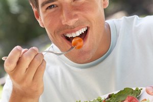 Los alimentos de origen vegetal, como las verduras, las frutas y los cereales, contienen fibras.