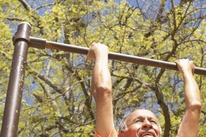 Necesitas concentrarte en tu respiración mientras haces dominadas hasta que la técnica de respiración se vuelva algo natural.