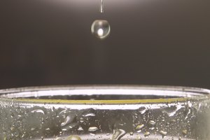 Mezcla jugo de naranja con polvo de proteína para hacer una bebida de recuperación después del ejercicio.