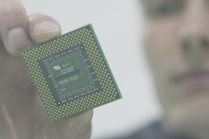 Puedes instalar las versiones de 32 bits (x86) de Windows 7 en los procesadores de 32 bits que se ejecutan a 1 GHz o más rápido.