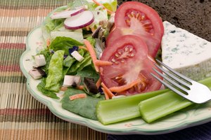 Un vegetal combinado con queso bajo en grasa como proteína se constituye como un bocadillo bajo en calorías que te proporciona importantes nutrientes y energía.