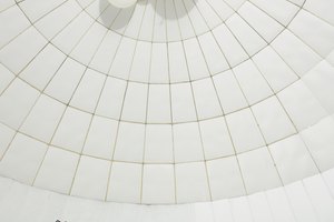 Escapar a los caracteres evita que sean tratados como parte del lenguaje JavaScript.
