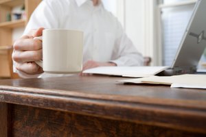 Sostener una taza puede ser doloroso con una lesión en la articulación del pulgar.