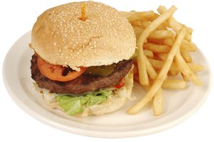 Muchas veces los alimentos que son difíciles de digerir te harán sentirte cansado después de comer.