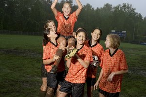 El fútbol juvenil es una manera de que los niños hagan amigos y se diviertan.
