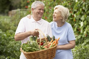 Planea menúes incluyendo muchas frutas y verduras, granos enteros, productos lácteos bajos en grasa y carnes magras.