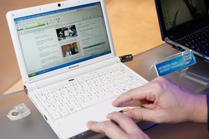 Puedes conectar una impresora a tu computadora netbook usando un cable o de forma inalámbrica.