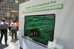 Graba videos con tu cámara FaceTime HD de tu MacBook Pro.