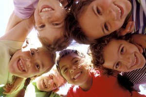 Las actividades al aire libre para niños los hacen sonreir.