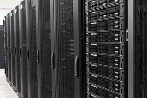 Configura CentOS para participar en dinamicas de enrutamiento RIPv2 u OSPF para ajustar las tablas de enrutamiento de Linux automáticamente.
