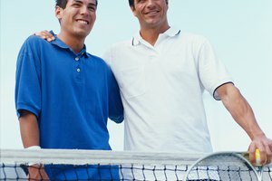 Hombres jugando tenis.