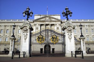 Atestigua la ceremonia de cambio de guardia en Buckingham Palace.