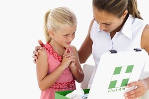 Explicar primeros auxilios a tus hijos ayuda a prepararlos para responder de manera apropiada.