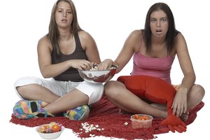 Una chica que esté mintiendo tenderá a hablar haciendo determinados gestos.