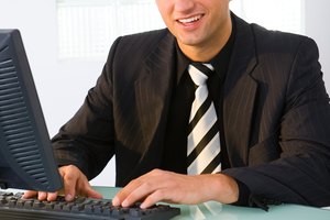 Puede que seas capaz de cambiar la velocidad de tu CPU usando el BIOS.