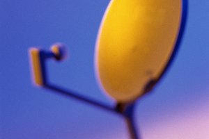 Coloca el conjunto de la antena parabólica sobre el poste del mástil, alineando la abertura de la abrazadera del mástil en la parte posterior del conjunto con la parte superior del mismo.