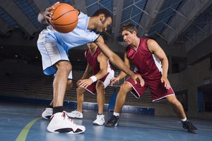 Tocar una pelota de baloncesto con tu pierna no siempre resulta en una infracción.