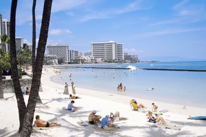 Recibe el Año Nuevo en la playa de Waikiki.