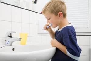Los niños pueden cepillarse los dientes después de las comidas para prevenir el mal aliento.