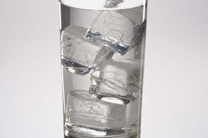 Las bebidas frías se mueven rápidamente a través del estómago.