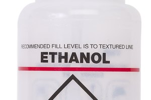 Botella de alcohol etílico de 96 grados para realizar curas.