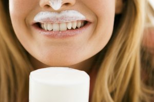 La leche y los productos lácteos causan diarrea en las personas que son intolerantes a la lactosa.