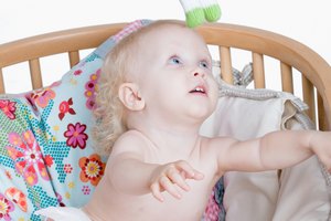 Crea una habitación infantil intelectualmente estimulante con colores, texturas, formas y sonidos.