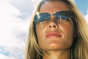 Necesitas un protector solar para resguardar la piel de los rayos del sol.