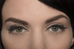 Puedes usar lápiz de cejas si las depilas.