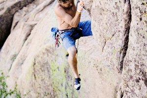Escalar salientes rocosas requiere técnicas específicas, como el knee-drop y el heel-hook.