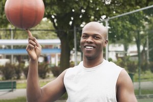 Jugar baloncesto puede aumentar el riesgo de sufrir un esguince de dedo.
