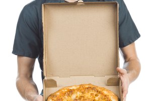 Además de ser altas en calorías y grasa, las pizzas comerciales tienen un alto contenido de sodio con 500 a 700 miligramos por porción.