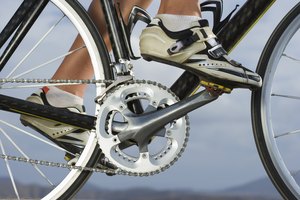 Los zapatos demasiado justos causan dolor en los entrenamientos largos.