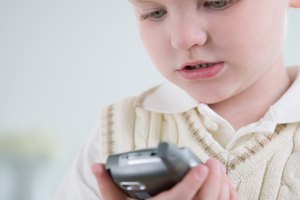 Los niños con Asperger pueden ver videos en dispositivos manuales, que los ayudará a encajar con sus compañeros.