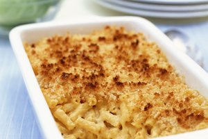 Utiliza pasta de trigo entero para hacer macarrones con queso caseros y saludables.