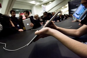 El iPad no tiene puertos para conectar un dispositivo USB.