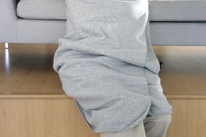 Las causas de los escalofríos en ambientes cálidos incluyen las picaduras de garrapatas, agotamiento por calor y la tuberculosis.