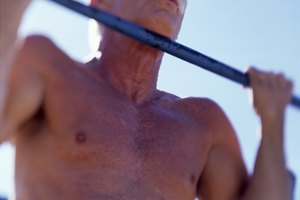 Aunque las dominadas y el ejercicio de peso muerto son muy diferentes, ambos son ejercicios muy eficaces para trabajar los grupos críticos de músculos en tu cuerpo.