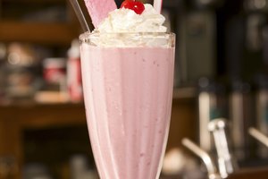 Haz un smoothie de moras frescas y yogurt para comer como postre.