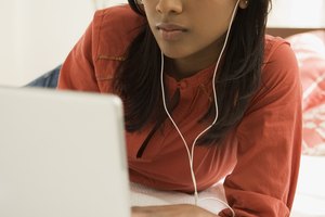 Muchos jóvenes escuchan música mientras utilizan otros dispositivos de medios.