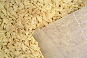Tazas de medir llenas de Rice Krispies