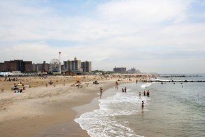 Escápate de la ciudad en las playas de Coney Island.
