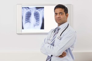 Llegar a un médico rápidamente para una radiografía puede confirmar una fractura de clavícula.