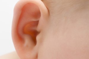 Los bebés que están expuestos al frío y captura del virus están en riesgo de una infección de oído.